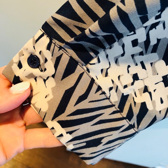 **Goodwill Sale**Collective Concepts Blouse - Picture 3 of 4